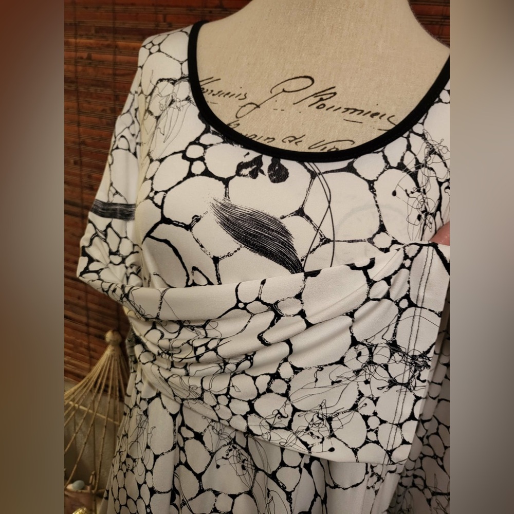 Black and White Floral Women's Top - Picture 4 of 5